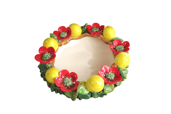 Handgefertigter Keramikteller aus der Toskana mit Zitronen- und Blütenmotiv